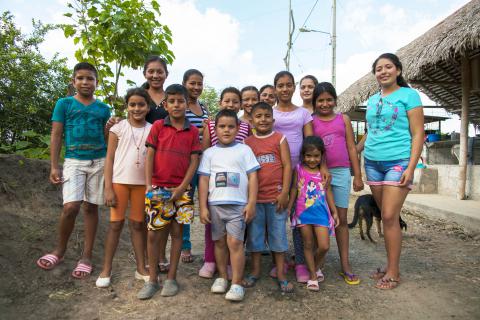 Terremoto en Ecuador: los albergues son el único refugio para muchos niños y niñas
