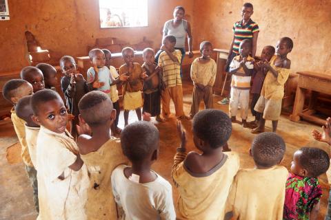 Una vida nueva a los niños y niñas de la tribu Baka