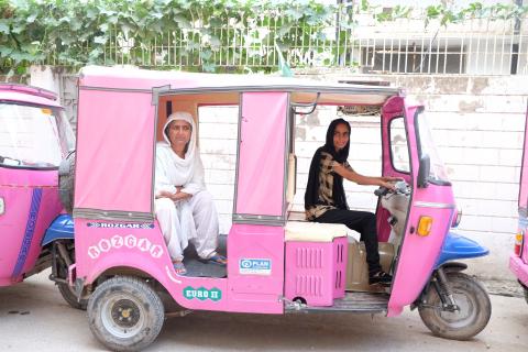Pink Rickshaw Project, el transporte exclusivo para mujeres en Pakistán contra el acoso sexual