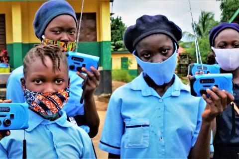 Entrega de radios solares en Sierra Leona: "Ahora que tengo una radio no me voy a perderme ninguna clase más"