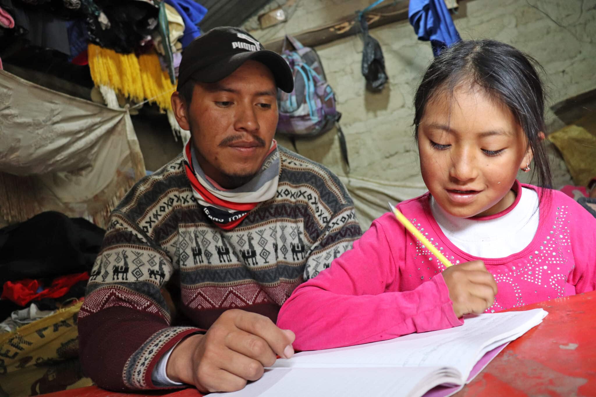 Fabián es un padre comprometido con la crianza de sus hijas