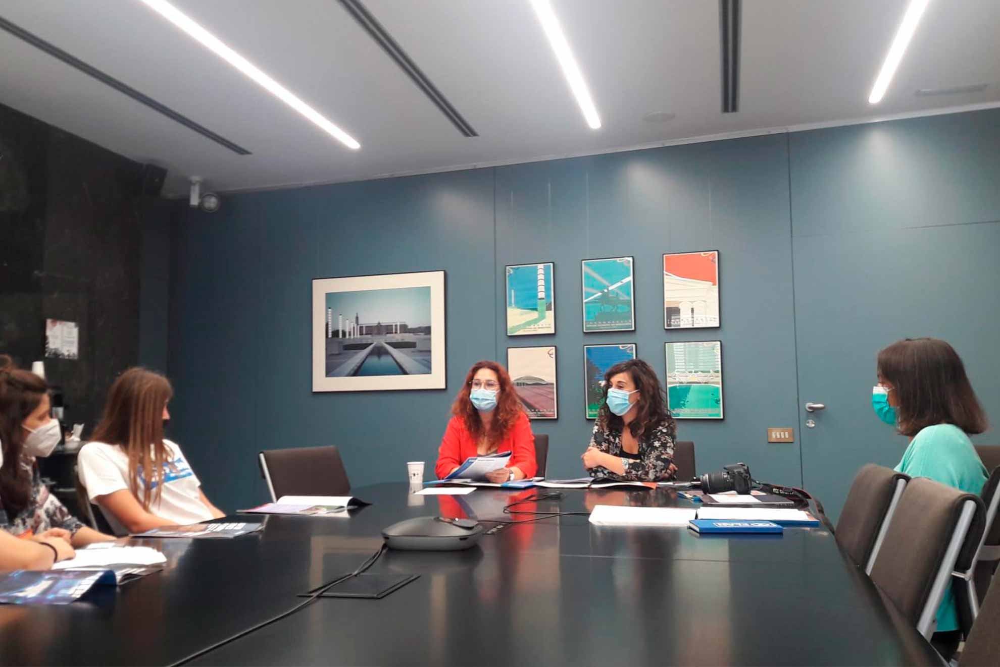 Jóvenes catalanas presentan en el Ayuntamiento de Barcelona sus recomendaciones para acabar con el acoso callejero