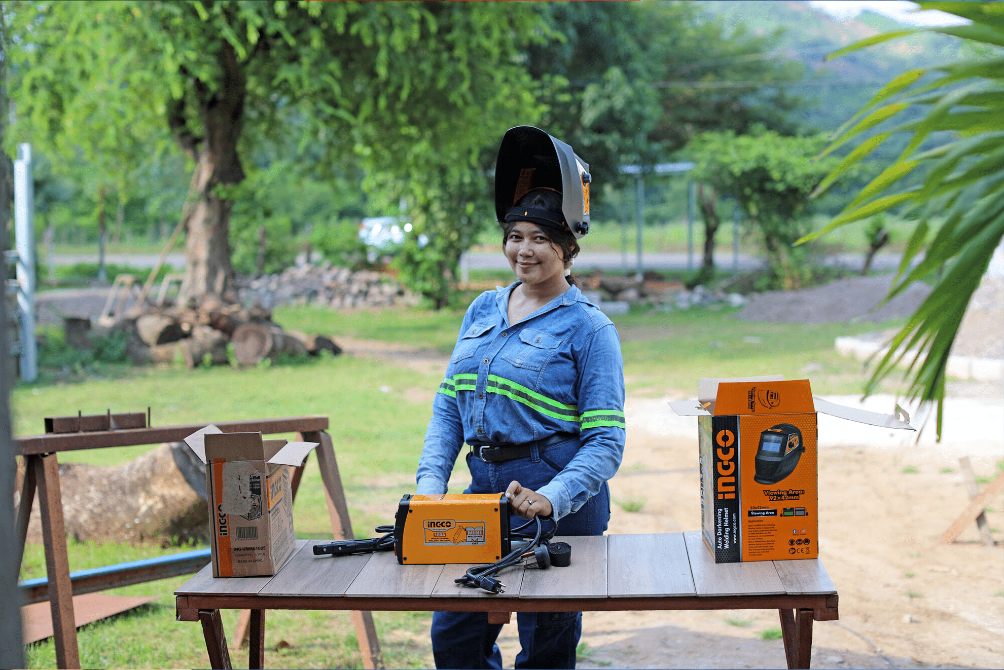Romper estereotipos para soldar su propio futuro: Lizzy estudia para ser mecánica   