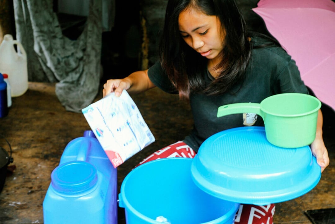Repartimos kits de agua para mejorar la vida de las familias afectadas por el Tifón Rai