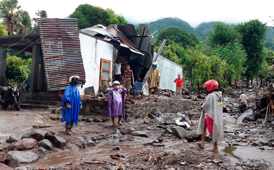 Repartimos esterillas, mantas y colchones a las familias supervivientes de las inundaciones en Idonesia