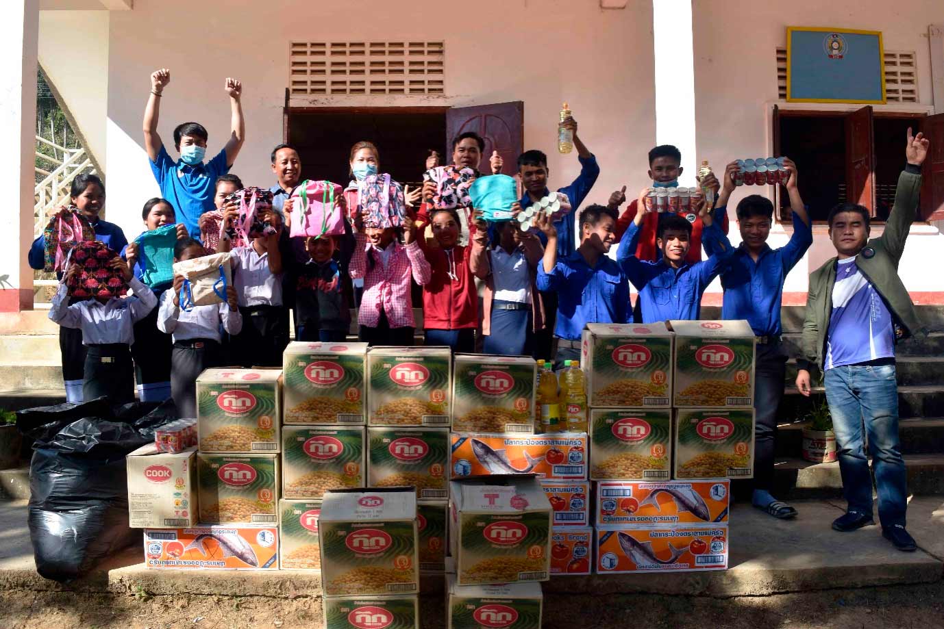 Entrega de alimentos a estudiantes que viven en residencias escolares