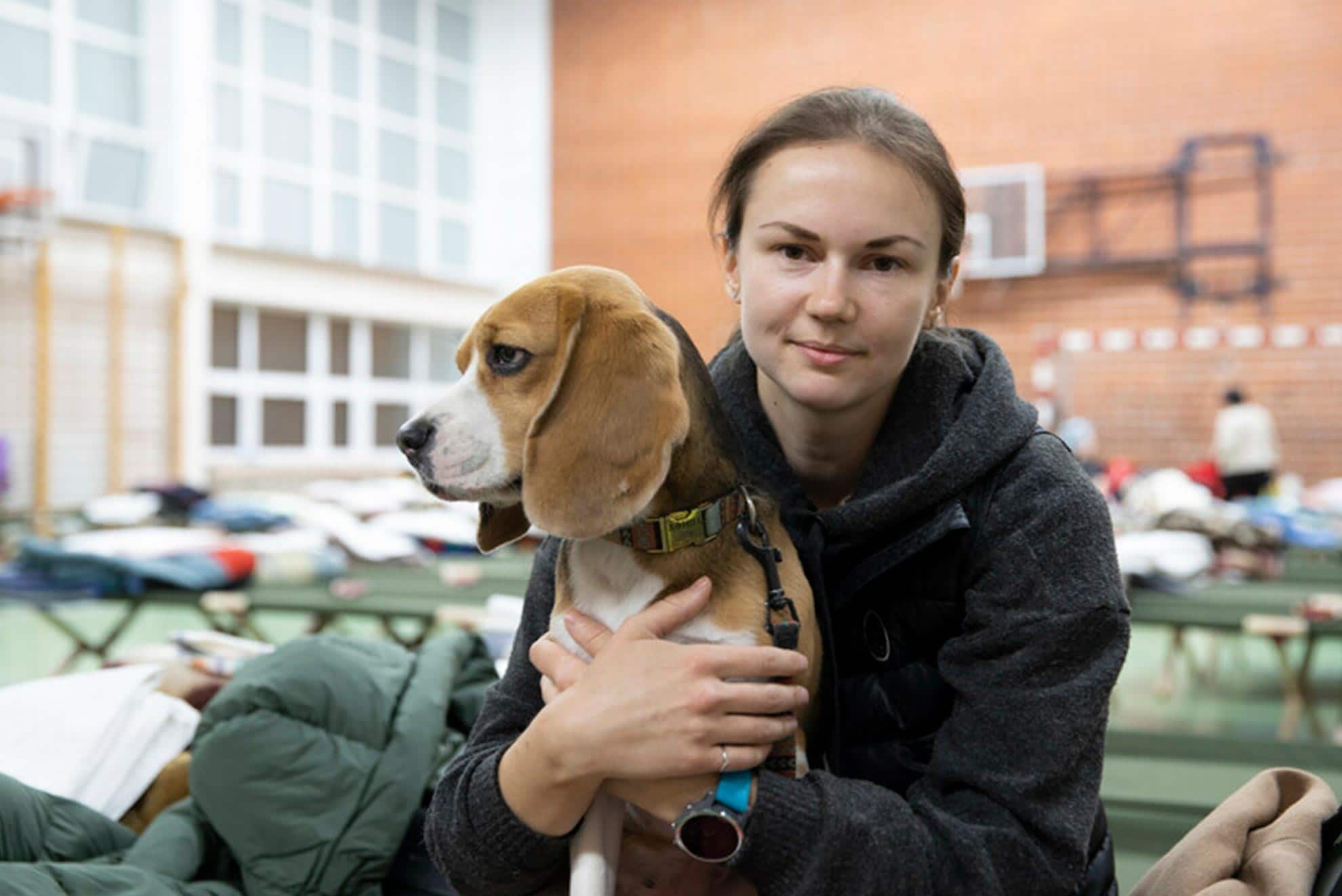 ENTREVISTA: Yana, de 33 años, viaja con su perra Athena desde Ucrania a Cracovia, en Polonia