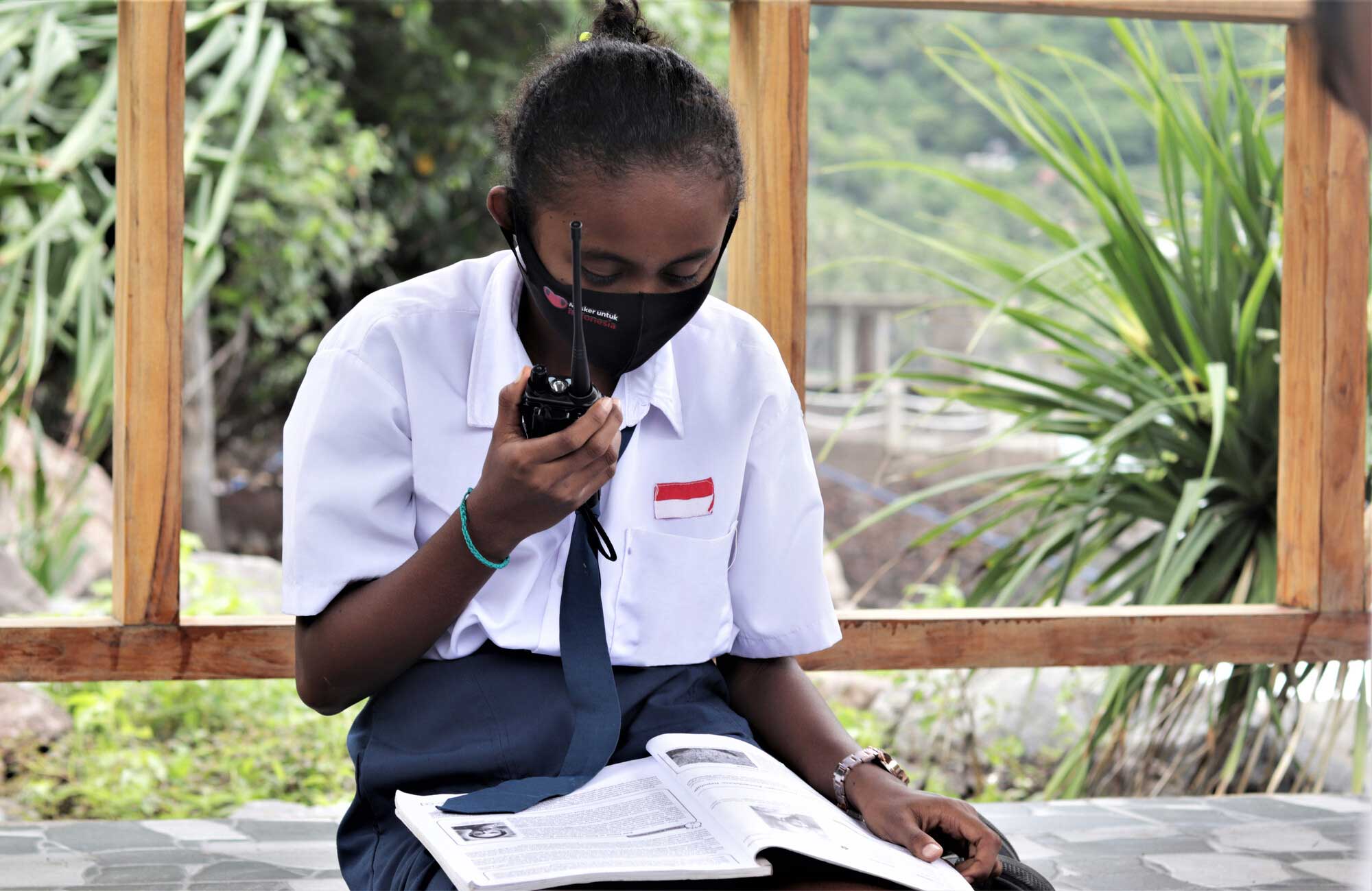 Facilitando el aprendizaje a distancia de los y las estudiantes en Indonesia a través de walkie-talkies