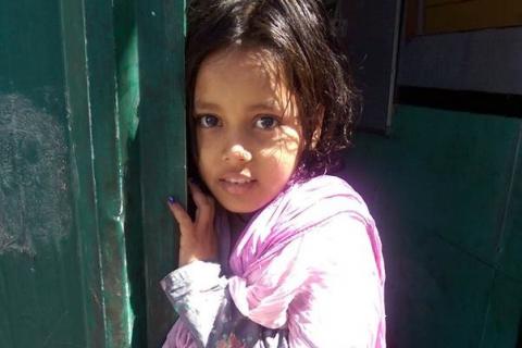 Una niña en el andén