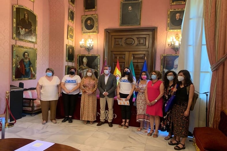 |Jóvenes activistas de Plan Internacional ante el ayuntamiento de Sevilla