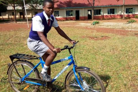 Bicicletas, herramienta de protección y desarrollo para las niñas en Kenia