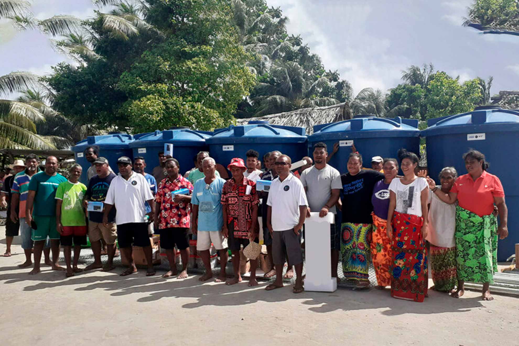 Tanques para almacenar agua de lluvia y mejorar el día a día de la comunidad