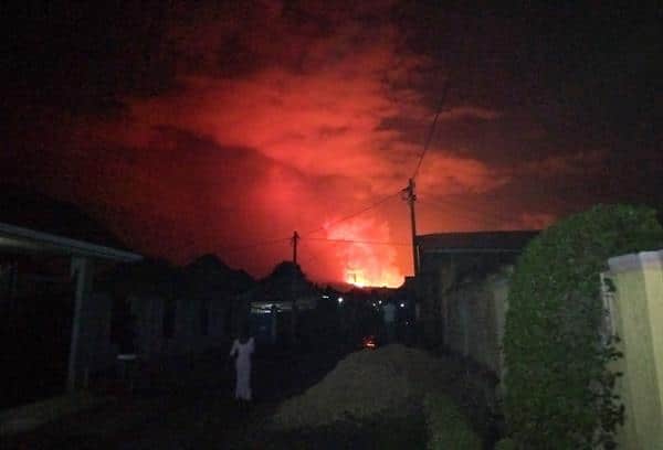 Emergencia en RDC: Miles de personas huyen a Ruanda tras la erupción de un volcán y un terremoto en menos de una semana