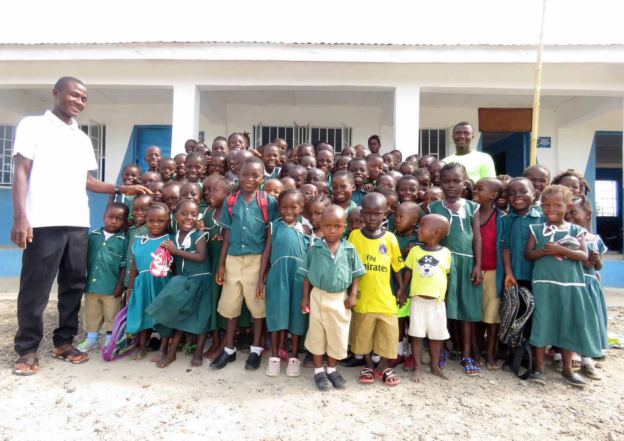 Construimos escuelas en Sierra Leona para que los niños y niñas no tengan que caminar largos kilómetros para estudiar