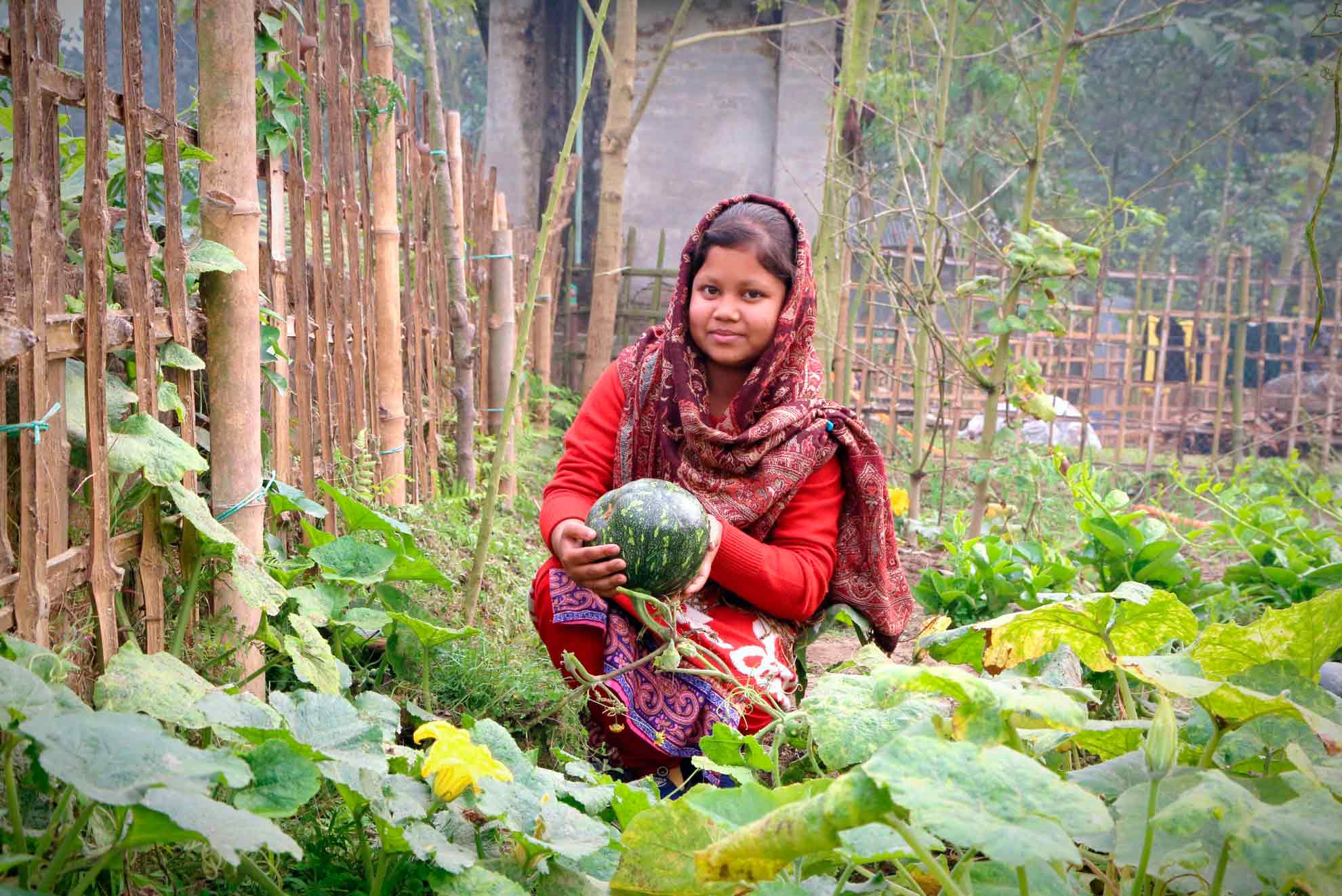 Los huertos escolares mejoran la nutrición de niñas y niños en Bangladesh