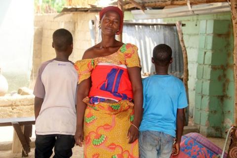 Escapan de Boko Haram y se reúnen con su madre