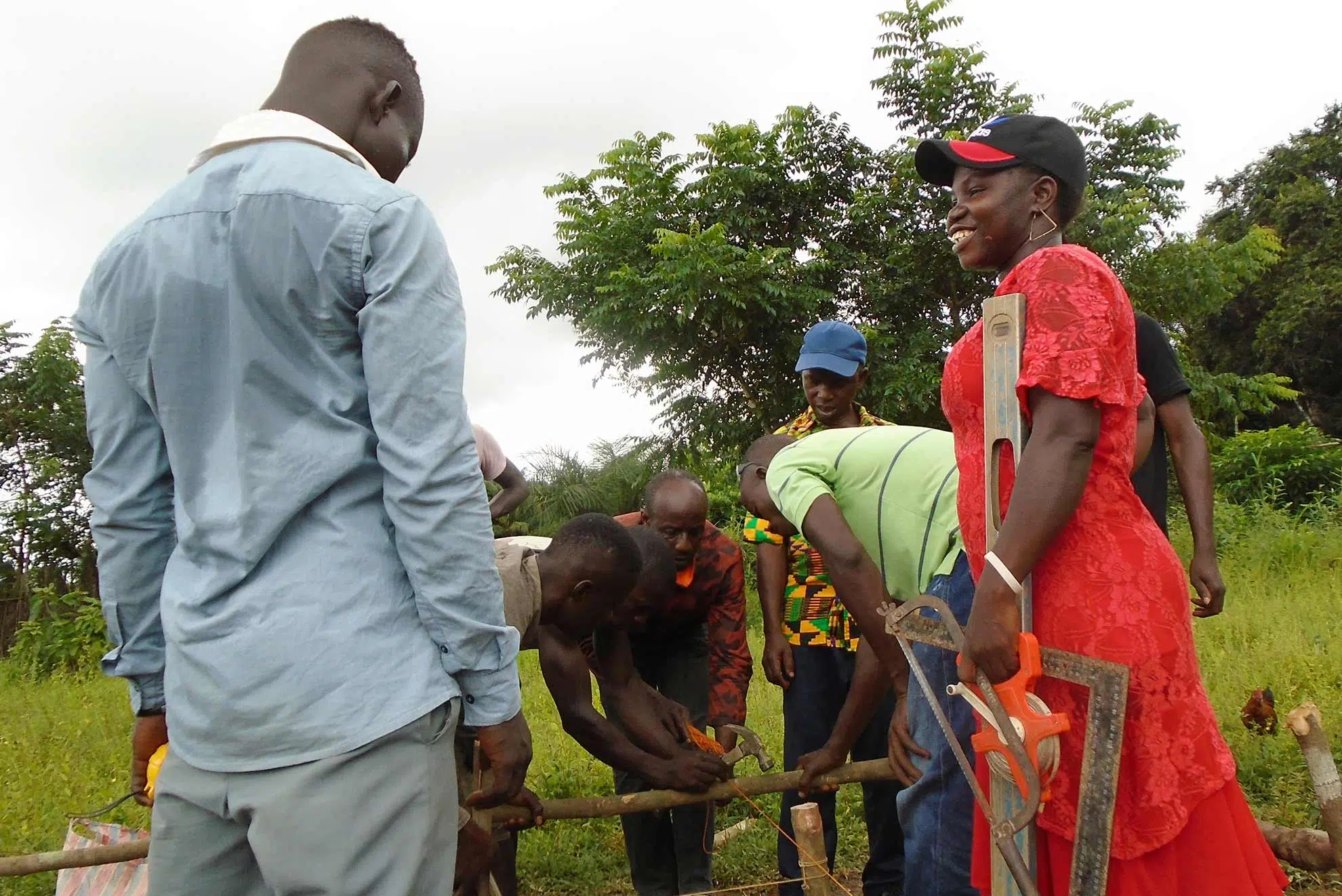 Desafiando los estereotipos de género: mujeres albañiles y carpinteras en Sierra Leona