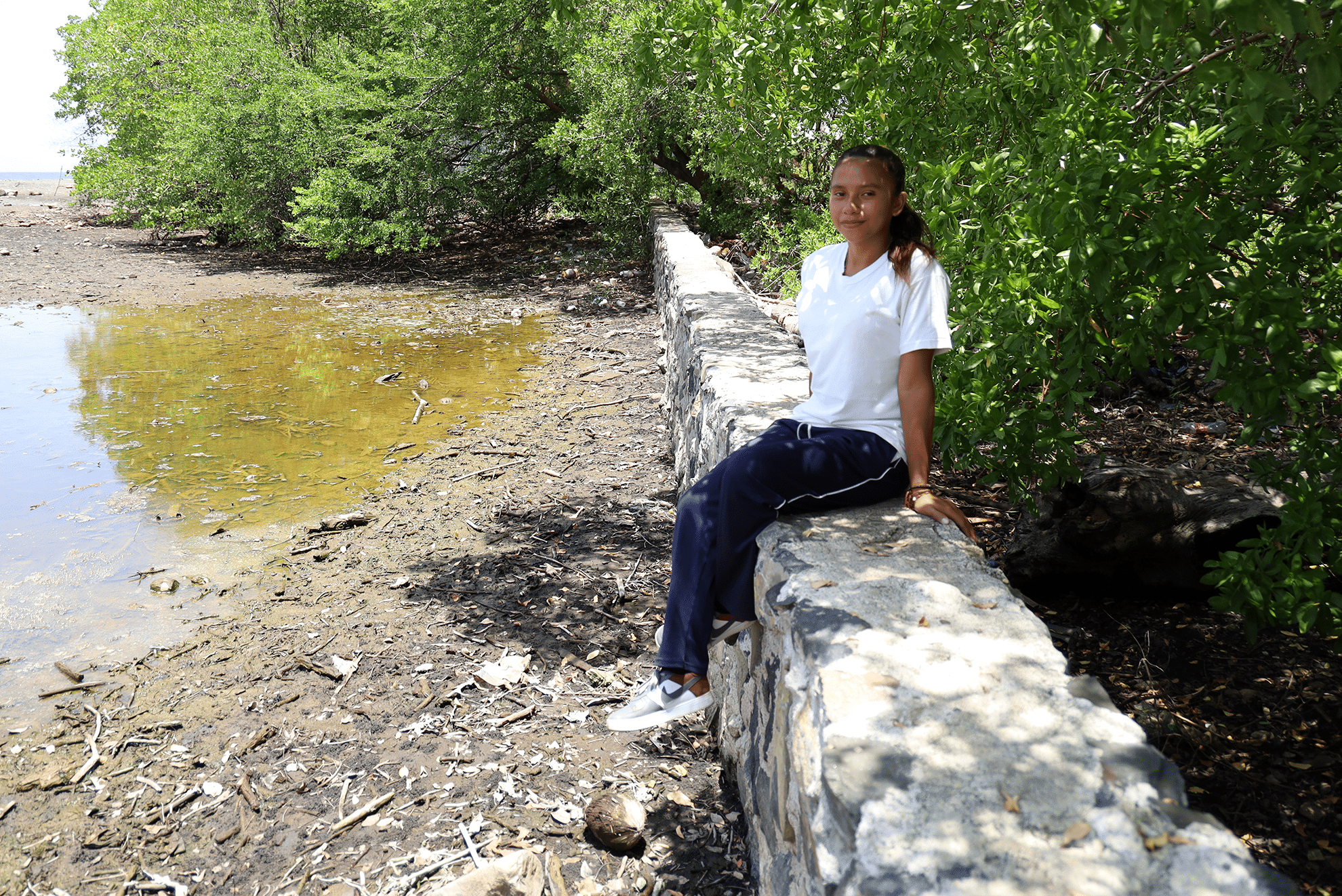 Mujeres jóvenes en El Salvador aprenden cómo prevenir inundaciones
