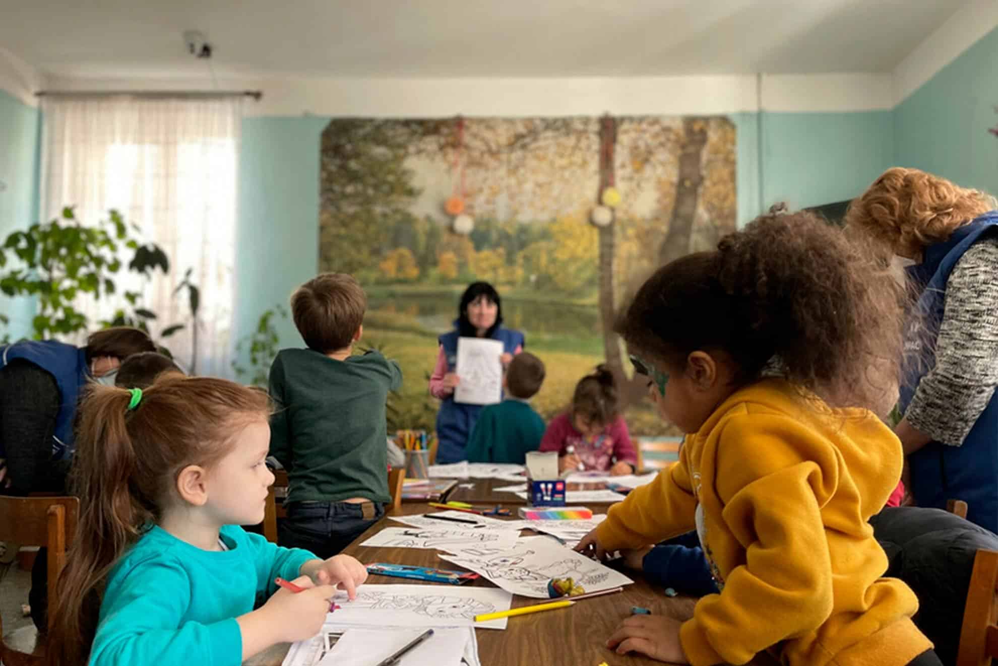 Las unidades móviles ofrecen protección y apoyo psicosocial a los niños y niñas de Ucrania