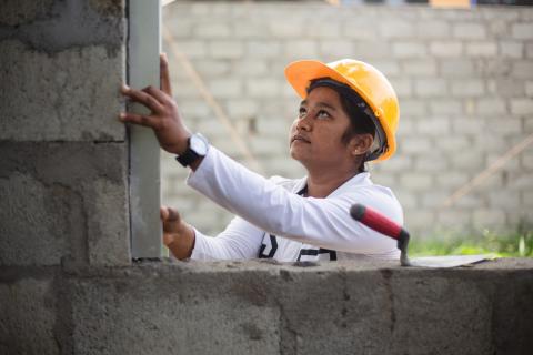 Ha construido su propia casa con solo 22 años