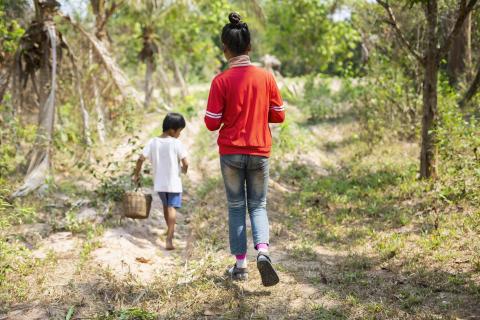 Aliviar la carga de la infancia vulnerable en Camboya