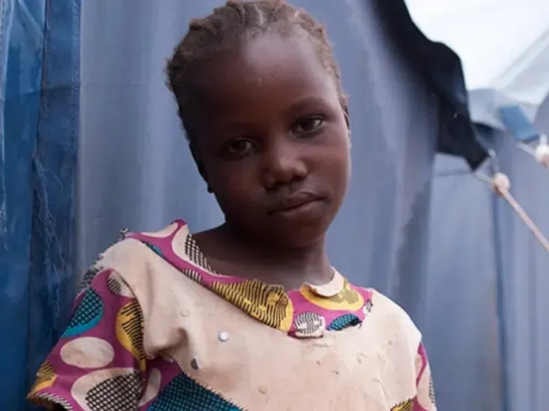 Niña en un campo de refugiados