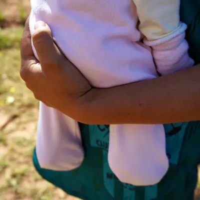 Niña en edad escolar afectada por el riesgo de matrimonio infantil en comunidad rural.