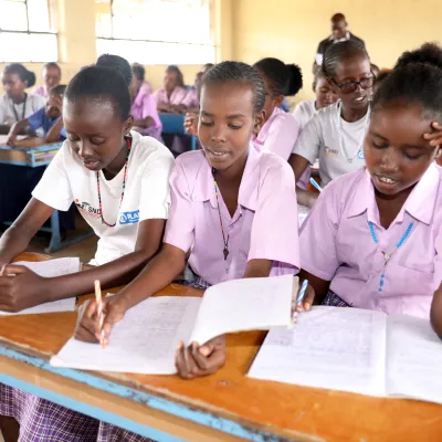 Estudiantes en un aula escolar beneficiarias de los proyectos de educación de Plan International.